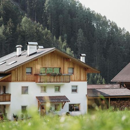 Grosskarnaiderhof Appartements-Bauernhof-Natur Pur Luson Exterior photo