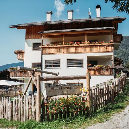 Grosskarnaiderhof Appartements-Bauernhof-Natur Pur Luson Exterior photo